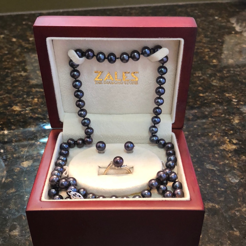 Genuine black pearl set with diamond accents